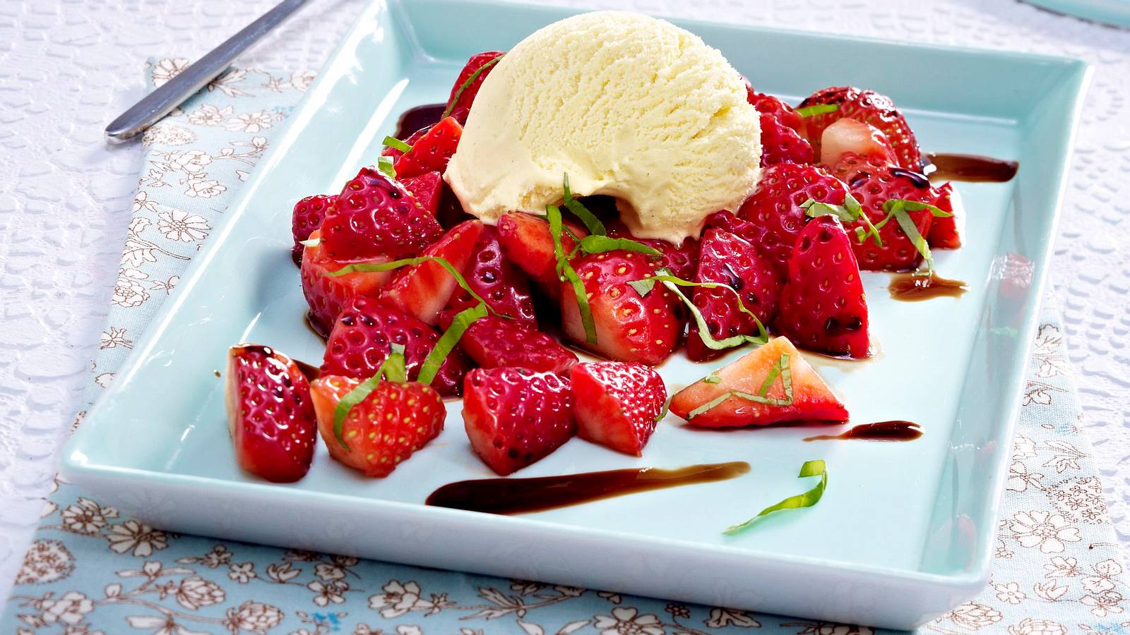 Vanille-Eis mit marinierten Erdbeeren Rezept | LECKER