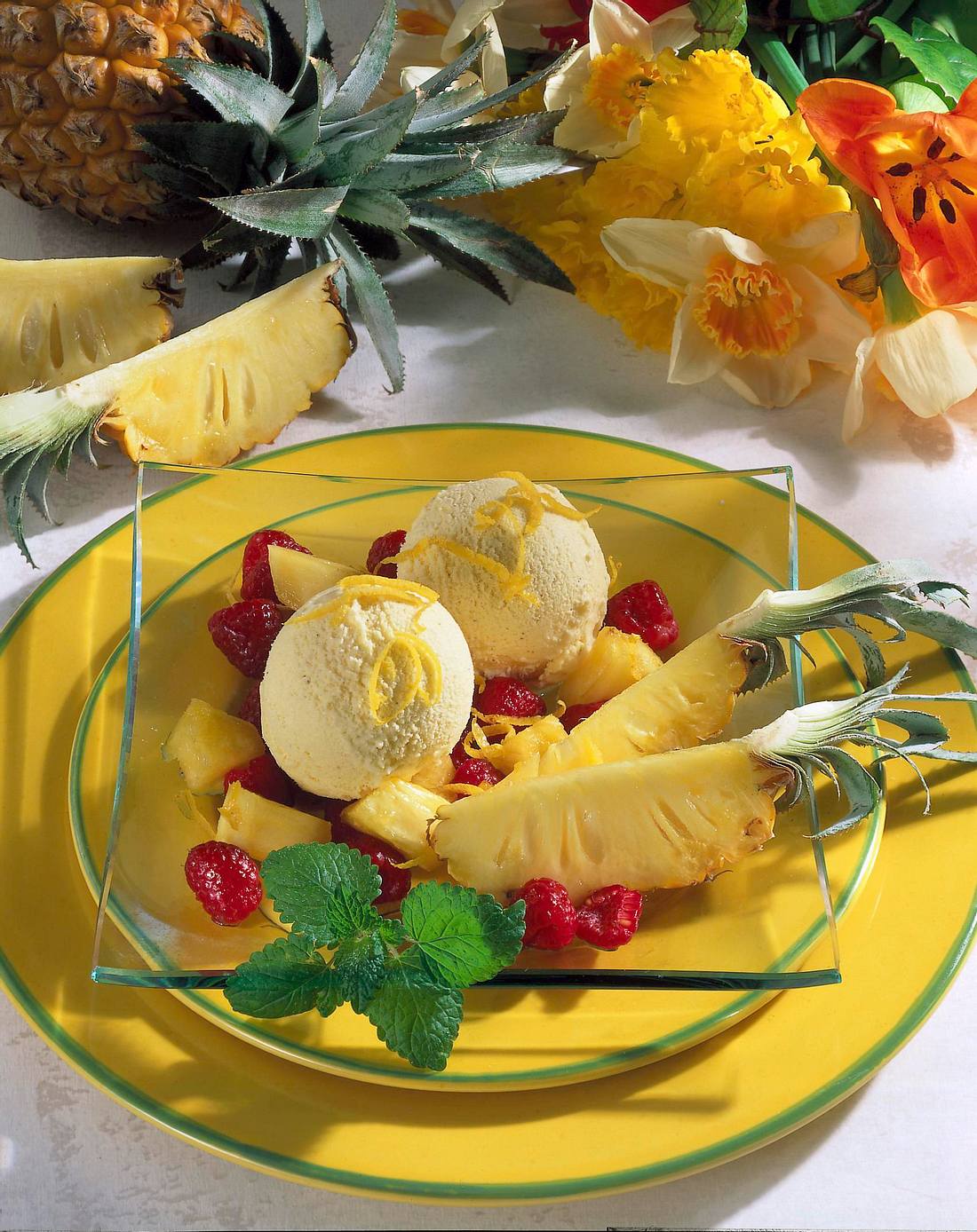 Vanille-Eis mit marinierten Früchten Rezept | LECKER