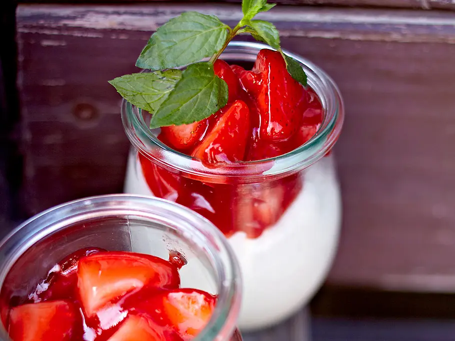 Vanille-Erdbeeren mit Quarkmousse Rezept Vanille-Erdbeeren mit Quarkmousse Rezept