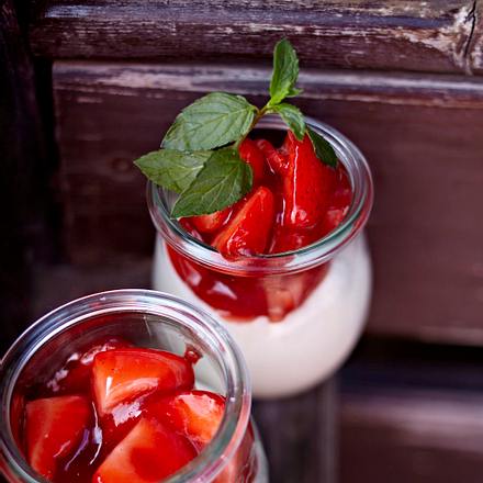 Vanille-Erdbeeren mit Quarkmousse Rezept