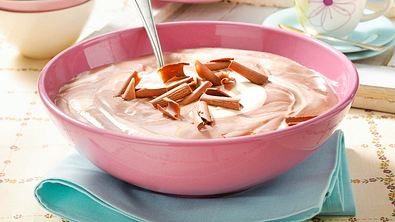 Marmorierte Espresso-Vanille-Quarkspeise mit Schokoröllchen in einer roasfarbenen Schale. - Foto: LECKER @ Bauer Media Group
