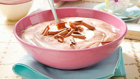 Marmorierte Espresso-Vanille-Quarkspeise mit Schokoröllchen in einer roasfarbenen Schale. - Foto: House of Food / Bauer Food Experts KG