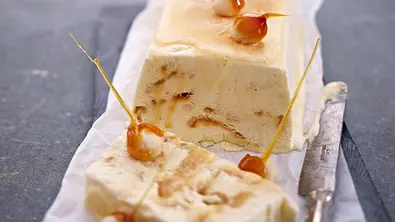 Vanille-Karamell-Parfait mit Meersalz und Macadamia Rezept - Foto: LECKER @ Bauer Media Group