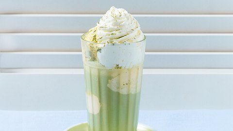 Kalter Matcha mit Vanilleeis und Sahnehaube in einem großen Glas - Foto: House of Food / Bauer Food Experts KG