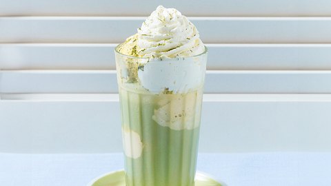 Kalter Matcha mit Vanilleeis und Sahnehaube in einem großen Glas - Foto: House of Food / Bauer Food Experts KG