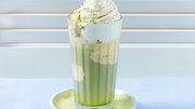 Ein hohes Glas gefüllt mit Matcha-Latte, Vanilleeis und Schlagsahne-Haube - Foto: House of Food / Bauer Food Experts KG