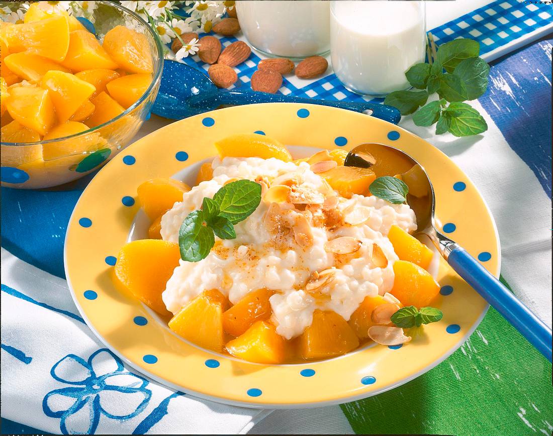 Vanille-Milchreis mit Pfirsich &amp; Mandelbutter Rezept | LECKER