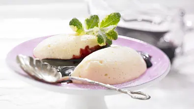 Vanille-Mousse mit Holunderbeer-Soße Rezept - Foto: LECKER @ Bauer Media Group