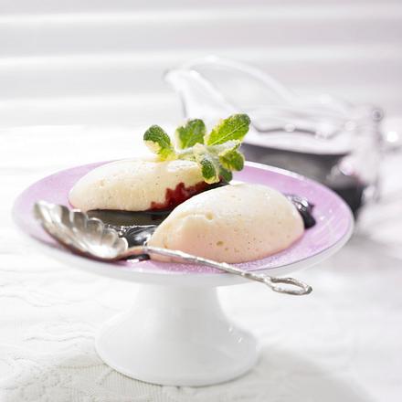 Vanille-Mousse mit Holunderbeer-Soße Rezept Vanille-Mousse mit Holunderbeer-Soße Rezept