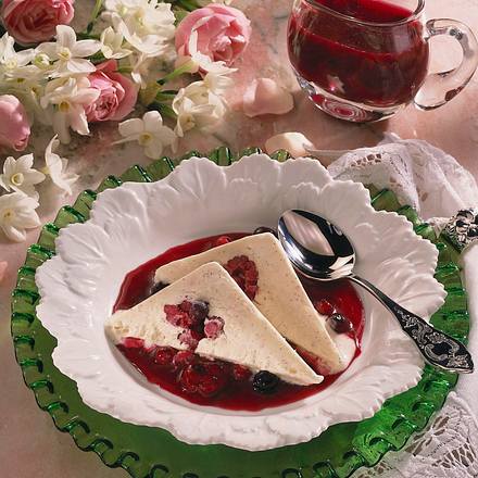 Vanille-Parfait mit Beerenkern Rezept Vanille-Parfait mit Beerenkern Rezept