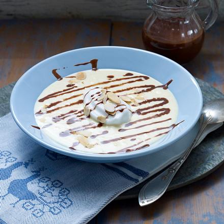 Vanille-Suppe mit Schneeklößchen, Schokostreifen und Mandelblättchen Rezept