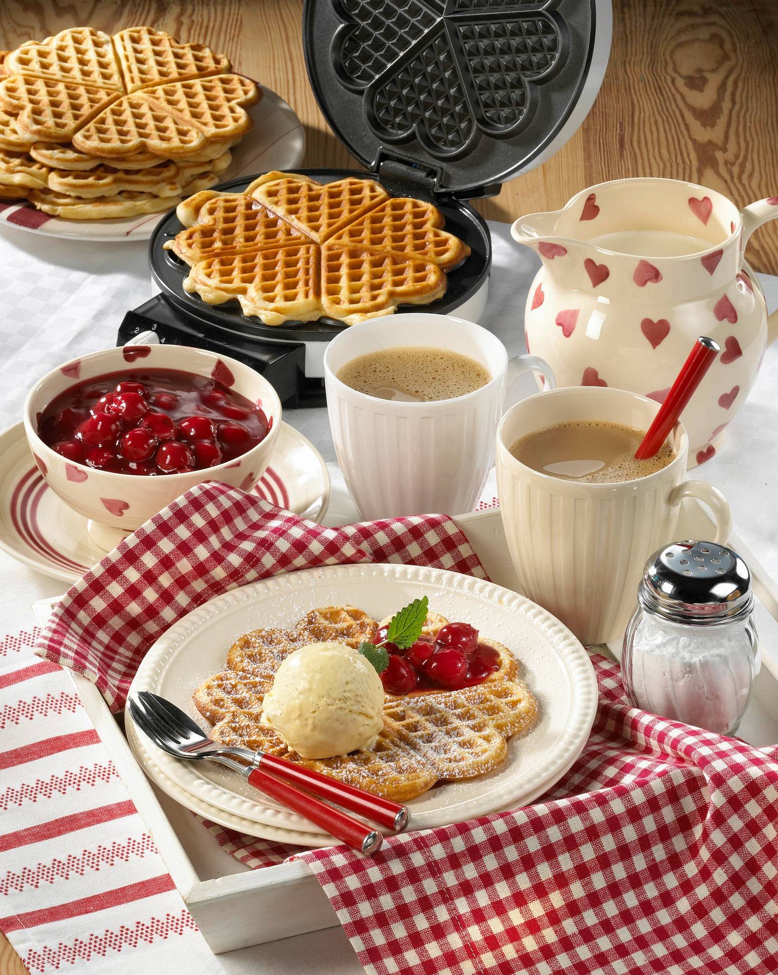 Vanille-Waffeln mit Kirschen &amp; Eis Rezept | LECKER