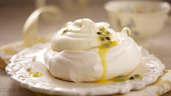 Vanillecreme auf Passionsfrucht mit Baiser Rezept - Foto: House of Food / Bauer Food Experts KG