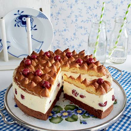 Vanillecreme-Kirschtorte mit Brandteighaube Rezept