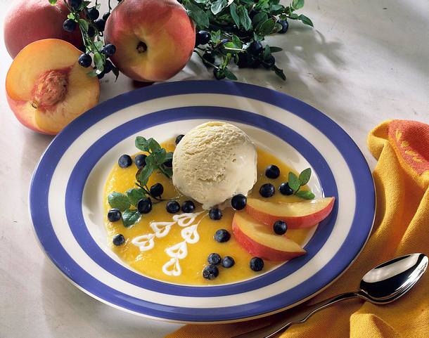 Vanilleeis auf Pfirsich-Püree mit Heidelbeeren Rezept Vanilleeis auf Pfirsich-Püree mit Heidelbeeren Rezept