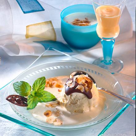 Vanilleeis im Schokomantel mit Eierlikörschaum Rezept Vanilleeis im Schokomantel mit Eierlikörschaum Rezept