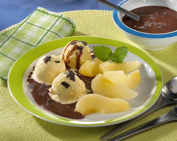 Vanilleeis mit Birnenspalten und Schokoladensoße Rezept | LECKER