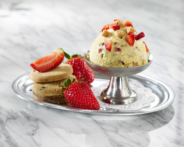 Vanilleeis mit Cookies und Erdbeeren Rezept Vanilleeis mit Cookies und Erdbeeren Rezept