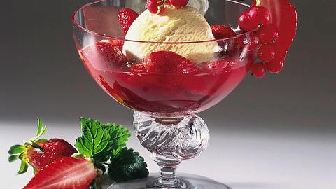 Vanilleeis mit Fruchtsoße Rezept - Foto: Neckermann