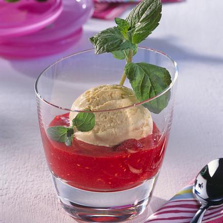 Vanilleeis mit Himbeer-Grappa-Soße Rezept Vanilleeis mit Himbeer-Grappa-Soße Rezept