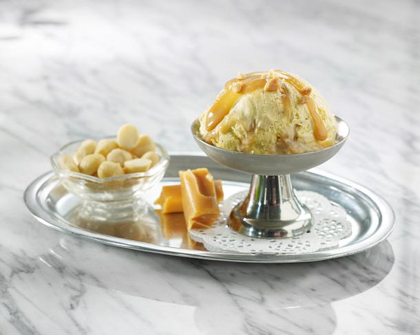 Vanilleeis mit Karamell und gerösteten Macadamianüssen Rezept Vanilleeis mit Karamell und gerösteten Macadamianüssen Rezept