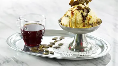 Vanilleeis mit karamellisierten Kürbiskernen und Kürbiskernöl Rezept - Foto: LECKER @ Bauer Media Group