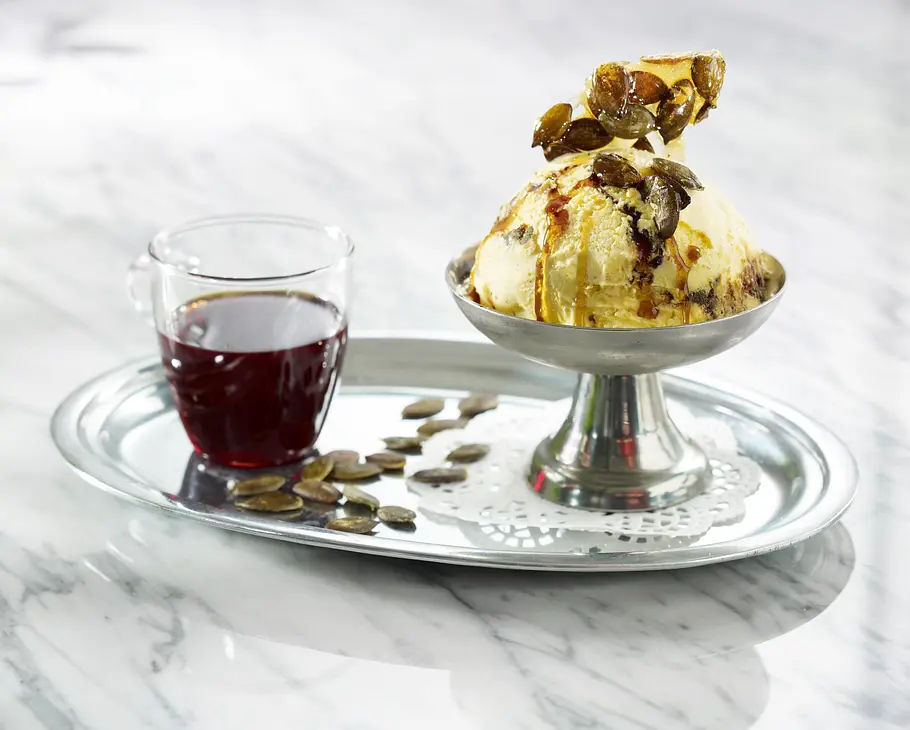 Vanilleeis mit karamellisierten Kürbiskernen und Kürbiskernöl Rezept Vanilleeis mit karamellisierten Kürbiskernen und Kürbiskernöl Rezept