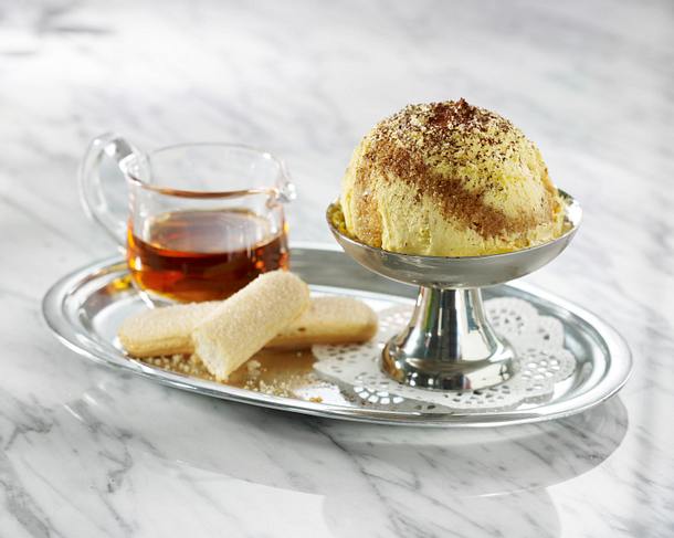 Vanilleeis mit mit Löffelbiskuit, Kaffeesirup und Kakao Rezept Vanilleeis mit mit Löffelbiskuit, Kaffeesirup und Kakao Rezept