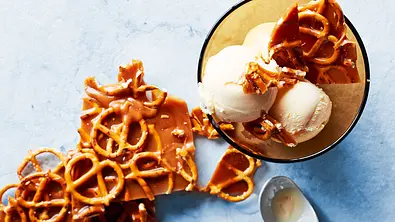 Vanilleeis mit Sweet-’n’-Salty-Crunch Rezept - Foto: LECKER @ Bauer Media Group
