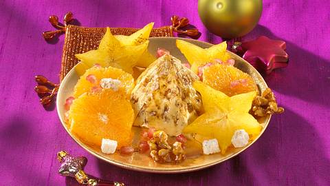 Vanilleeis mit Walnusskrokant und Orangensaft Rezept - Foto: Maass