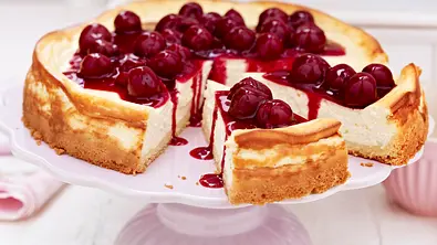 Vanillekäsekuchen mit Kirschsoße Rezept - Foto: LECKER @ Bauer Media Group