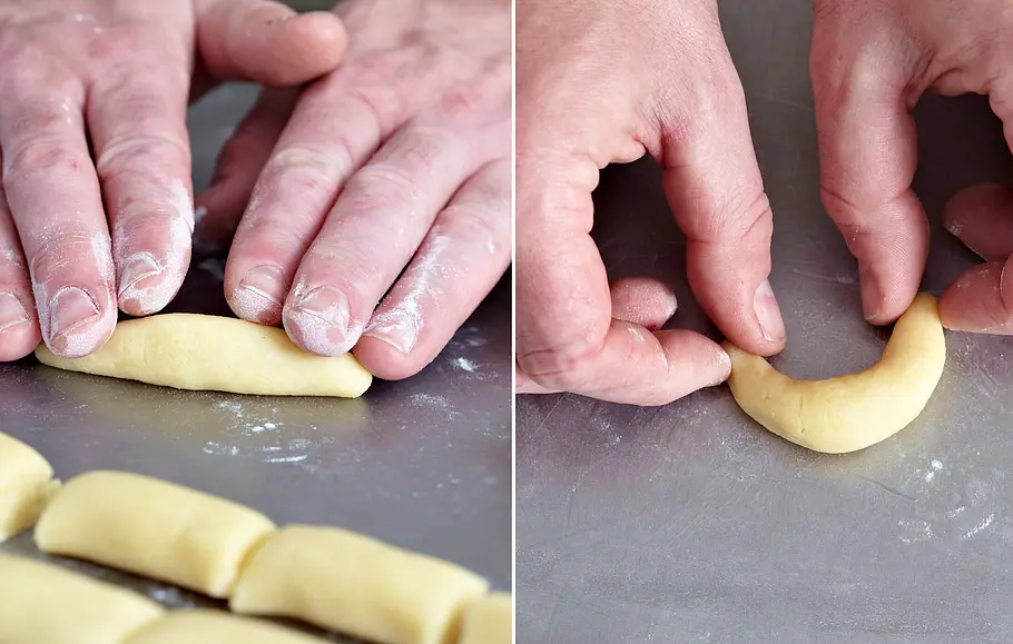 Vanillekipferl erst auf der Arbeitsfläche in Form rollen, dann die Spitzen umbiegen.
