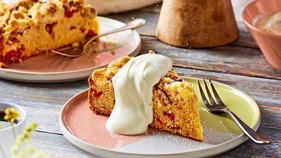 Vanillekipferl-Kuchen mit Kirschen - Foto: LECKER @ Bauer Media Group