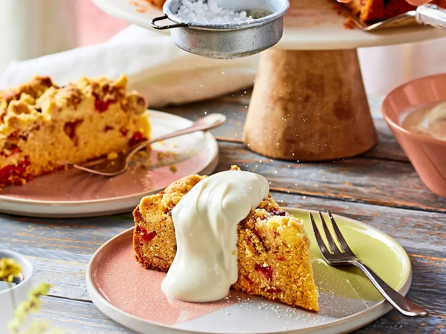 Vanillekipferl-Kuchen mit Kirschen Vanillekipferl-Kuchen mit Kirschen