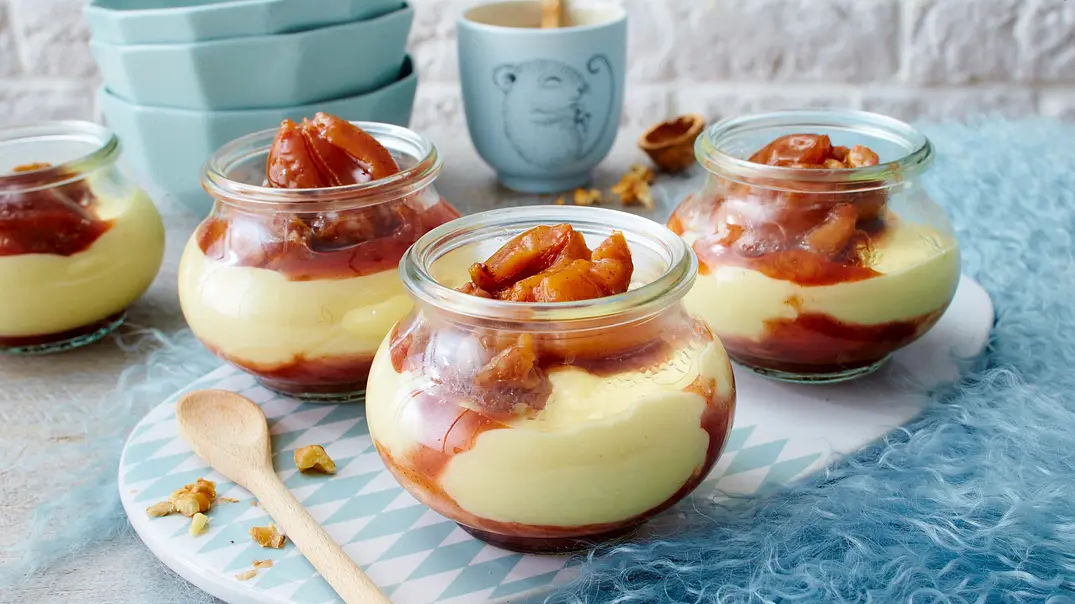 Vanillepudding mit Pflaumenkompott Rezept - Foto: LECKER @ Bauer Media Group Vanillepudding mit Pflaumenkompott Rezept - Foto: LECKER @ Bauer Media Group