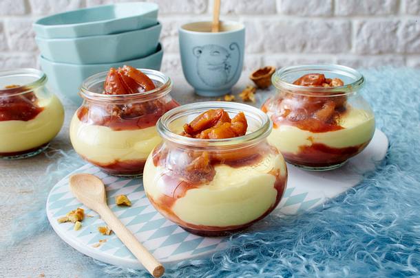 Vanillepudding mit Walnuss-Pflaumenkompott Rezept