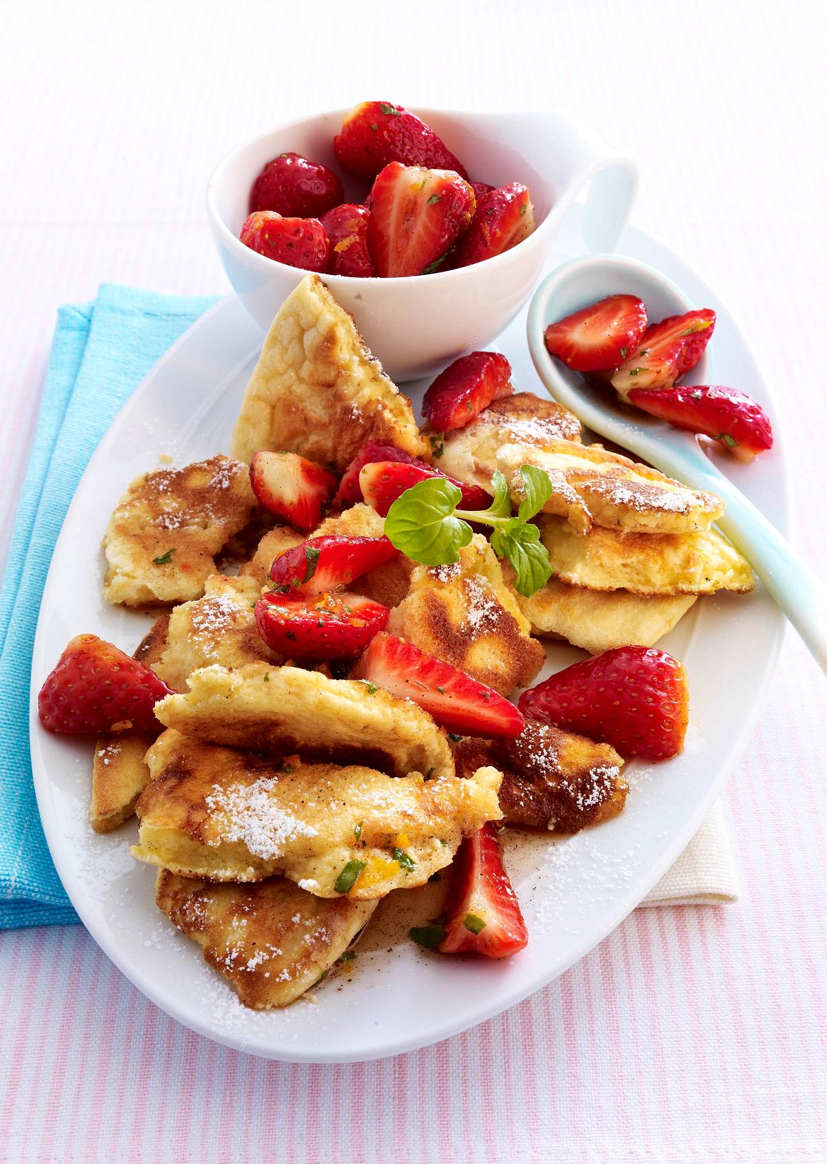 Vanilleschmarrn mit marinierten Erdbeeren Rezept