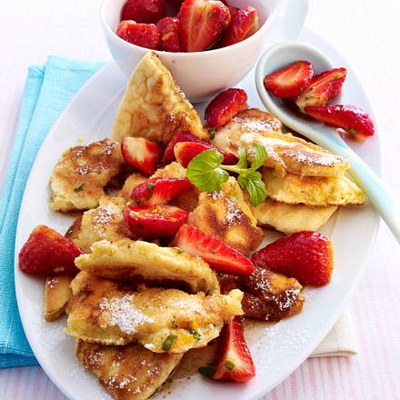 Vanilleschmarrn mit marinierten Erdbeeren Rezept Vanilleschmarrn mit marinierten Erdbeeren Rezept