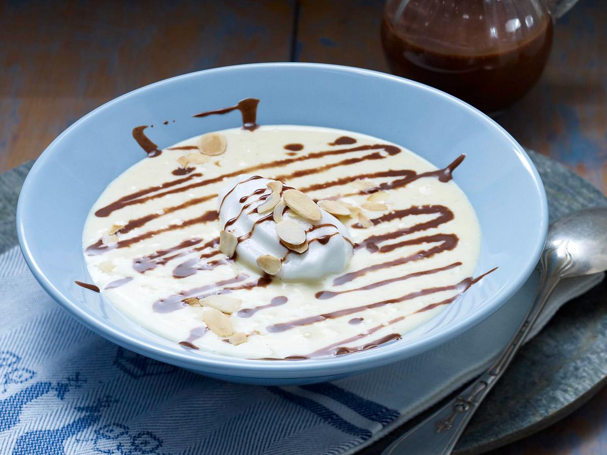 Vanillesuppe mit Schneeklößchen Rezept