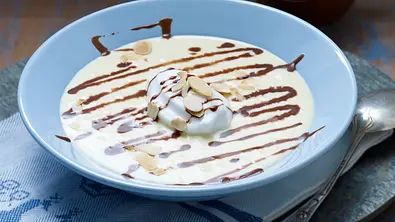 Vanillesuppe mit Schneeklößchen Rezept - Foto: LECKER @ Bauer Media Group