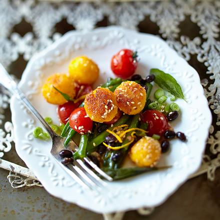 Variante mit schwarzen Bohnen/ Sesam-Orangen-Polenta-Bällchen auf Bohnen-Tomaten-Gemüse Rezept Variante mit schwarzen Bohnen/ Sesam-Orangen-Polenta-Bällchen auf Bohnen-Tomaten-Gemüse Rezept