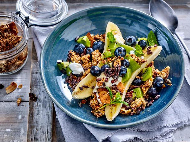 Vegane Frühstücks-Bowl mit Banane und Granola Vegane Frühstücks-Bowl mit Banane und Granola