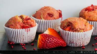 Vegane Erdbeer-Muffins Rezept - Foto: ShowHeroes für LECKER @ Bauer Media Group