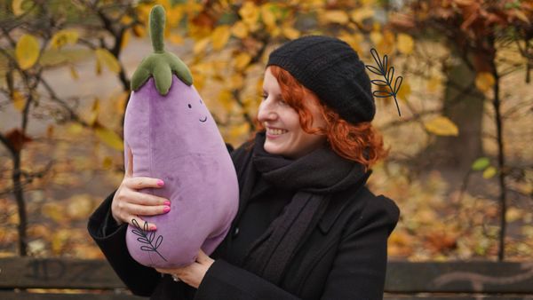 Frau mit Avocado-Plüschi von Jellycat im Arm - Foto: LECKER.de/Nicole Molitor