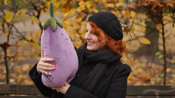 Frau mit Avocado-Plüschi von Jellycat im Arm - Foto: LECKER @ Bauer Media Group / Nicole Molitor Frau mit Avocado-Plüschi von Jellycat im Arm - Foto: LECKER @ Bauer Media Group / Nicole Molitor