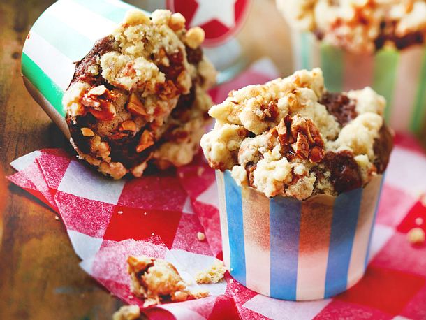 Vegane Marmor-Muffins mit Cookie-Teig-Kern und Erdnuss-Streuseln Rezept Vegane Marmor-Muffins mit Cookie-Teig-Kern und Erdnuss-Streuseln Rezept