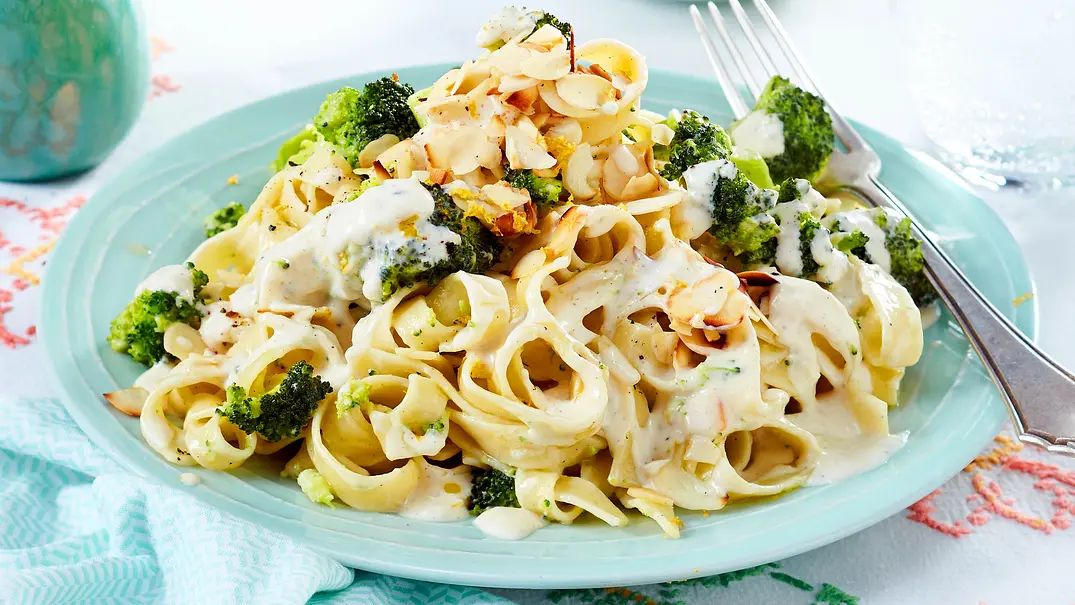 Vegane Nudelgerichte: Brokkoli-Zitronen-Nudeln - Foto: LECKER @ Bauer Media Group Vegane Nudelgerichte: Brokkoli-Zitronen-Nudeln - Foto: LECKER @ Bauer Media Group