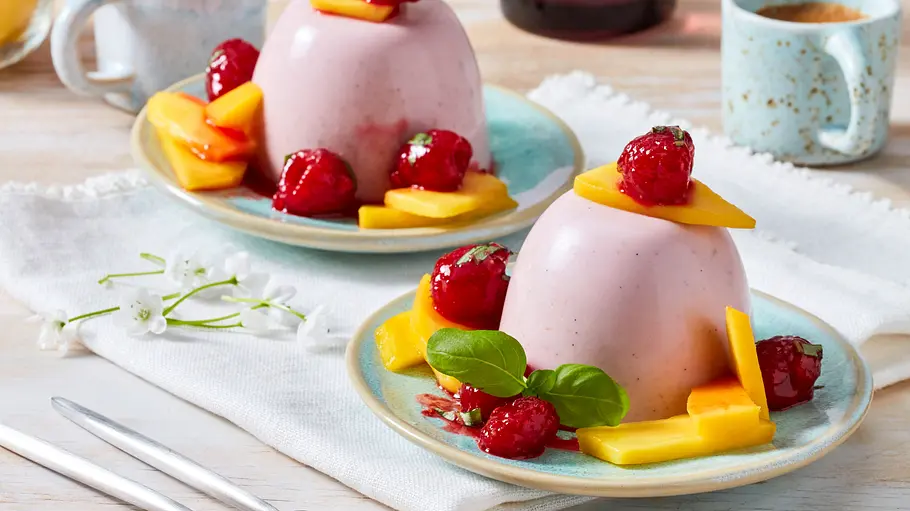 Vegane Panna Cotta mit Himbeer-Kiwi-Topping Rezept - Foto: LECKER @ Bauer Media Group Vegane Panna Cotta mit Himbeer-Kiwi-Topping Rezept - Foto: LECKER @ Bauer Media Group