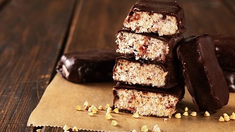 Vegane Proteinriegel mit Schokolade - Foto: iStock/Yummy pic