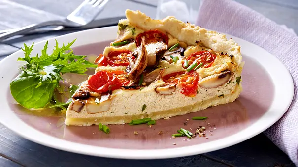 Vegane Quiche mit Champignons und Tomaten Rezept - Foto: LECKER @ Bauer Media Group Vegane Quiche mit Champignons und Tomaten Rezept - Foto: LECKER @ Bauer Media Group